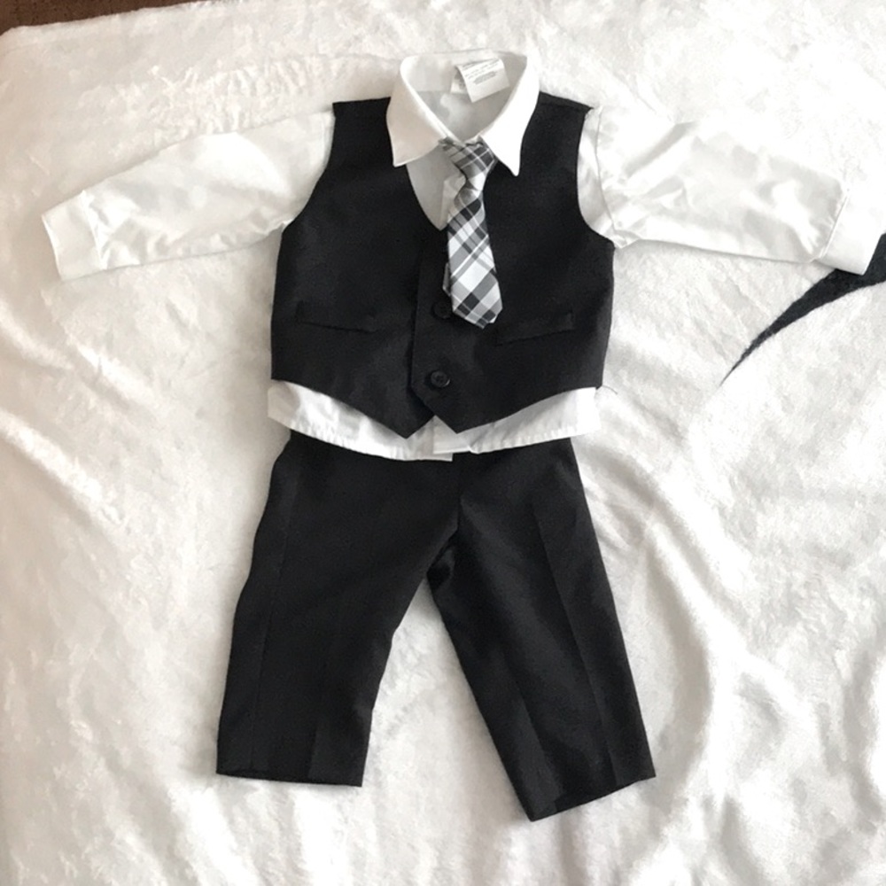 Baby suit for 3-6months (black/grey/white) only been used once